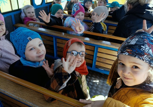 dzieci podczas wycieczki do ZOO