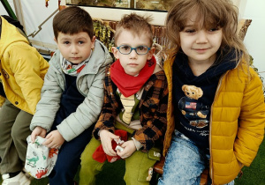 dzieci podczas wycieczki do ZOO