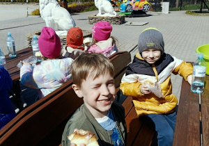 dzieci podczas wycieczki do ZOO