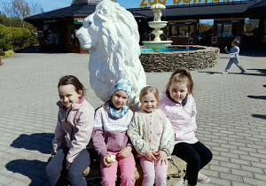 dzieci podczas wycieczki do ZOO