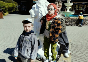dzieci podczas wycieczki do ZOO