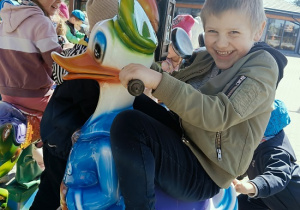 dzieci podczas wycieczki do ZOO