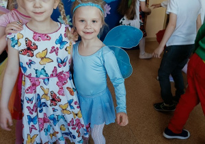 zabawa dzieci podczas balu wiosny