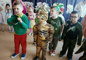 zabawa dzieci podczas balu wiosny