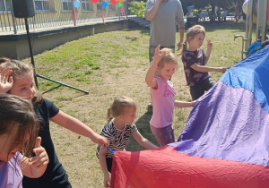 zabawy z chustą animacyjną na placu przedszkolnym