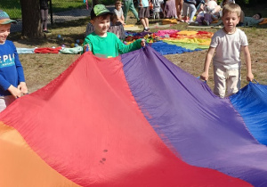 zabawy z chustą animacyjną na placu przedszkolnym