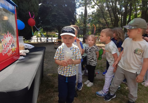 jedzenie popcornu