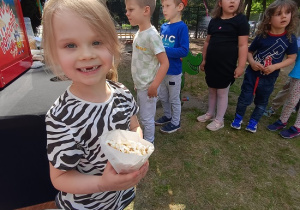 jedzenie popcornu
