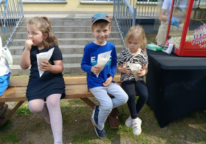 jedzenie popcornu