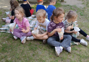 jedzenie popcornu