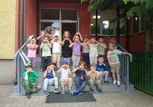 pozowanie do zdjęcia na schodach przedskola