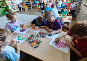 dzieci wyklejają plasteliną obrazki