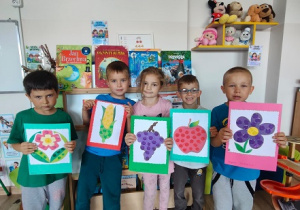 dzieci prezentują swoje obrazki