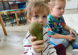 dziewczynka z gruszką w ręku