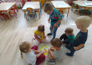 dzieci wokół obrazka gruszki
