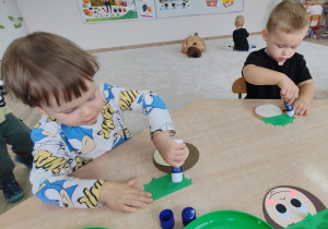 chłopcy podczas wykonywania pracy plastycznej