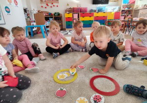 chłopiec wkłada żółty obrazek do obręczy
