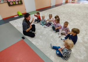 dzieci witają się z panią prowadzącą rytmikę