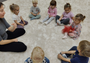 dziewczynka trzyma czerwoną chustkę podczas zabawy