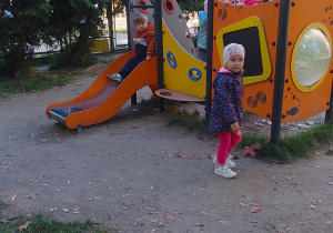 dzieci na zjeżdżalni