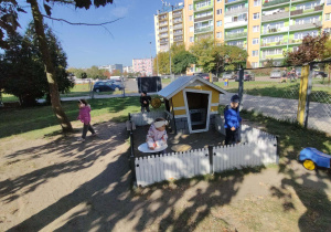 malinki bawią się na placu przedszkolnym