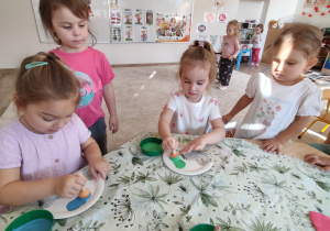 dziewczynki wykonują swoje parasolki