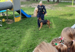 Pani policjant i pies policyjny