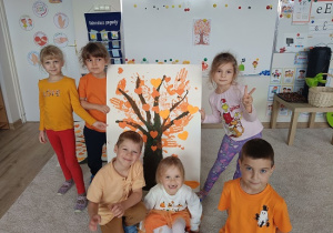 dzieci prezentują swoje pomarańczowe drzewa