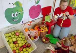 nauczycielka omawia budowę jabłka