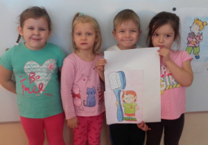 Maja, Hania, Adaś i Marysia ze swoim plakatem