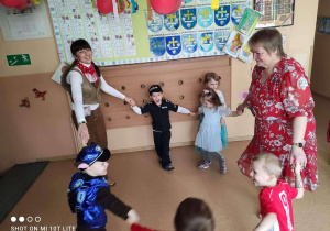 dzieci tańczą z paniami w kółeczku