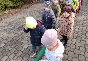 dzieci stoją przed przedszkolem