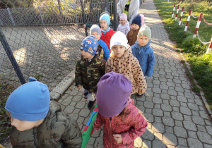 Dzieci wyszły poza teren przedszkola na spacer