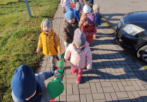 Dzieci podczas spaceru