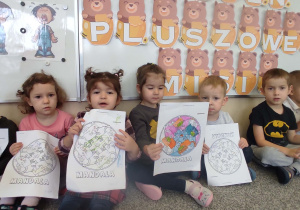dzieci prezentują swoje dzieła