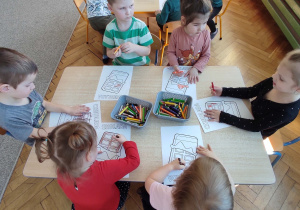 dzieci kolorują obrazek czekolady