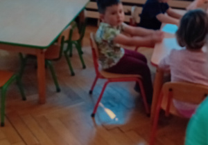 dzieci bawią się przy stoliku