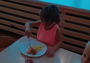 dziewczynka nabiera posiłek