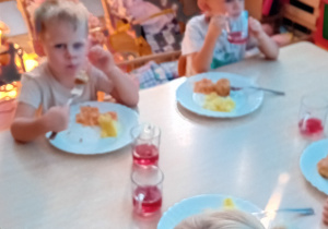 dzieci podczas jedzenia