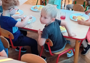 dzieci w trakcie obiadu