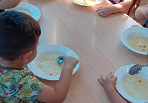 dzieci jedzą pierwsze danie
