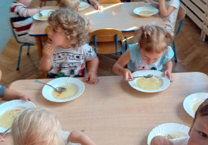 dzieci w trakcie jedzenia rosołu