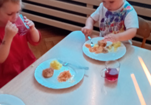 dzieci w trakcie obiadu