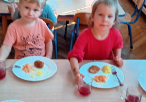 dzieci podczas posiłku