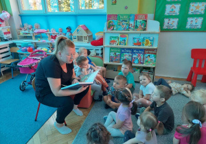 dzieci słuchają czytanej bajki o Reksiu