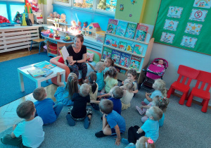 Pani Renata w trakcie czytania dzieciom