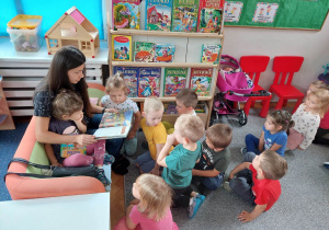 dzieci słuchają czytanej bajki przez Panią Kingę