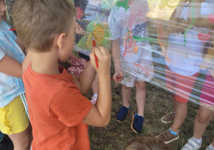 Dzieci malują na folii