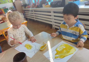Pola i Philip malują farbą gruszki
