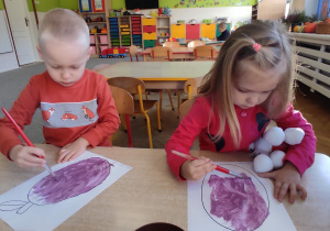 Adaś i Sola malują farbą śliwki
